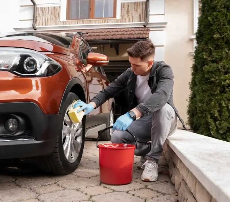 Lavage auto à domicile Les Albres : professionnel intervenant sur un véhicule